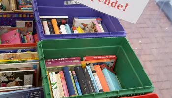 Bücher werden für eine Spende abgegeben