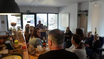 Der Weinhandel hatte sich gut gefüllt und die Gäste warteten gespannt auf die Vorstellungen