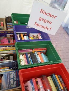 Bücher werden für eine Spende abgegeben SF17_5.jpg
